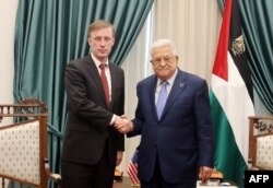 Penasihat keamanan nasional Gedung Putih Jake Sullivan (kiri) melakukan pembicaraan dengan Presiden Palestina Mahmoud Abbas di Ramallah, Tepi Barat (15/12).