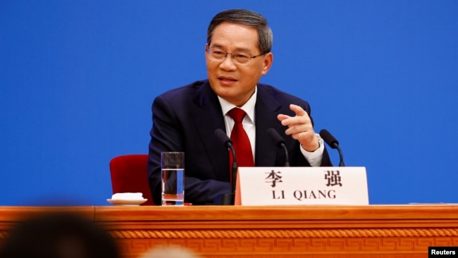 中国总理李强在北京人大会堂举行的记者会上讲话。（2023年3月13日）