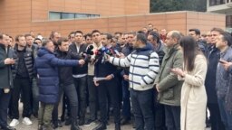 Hakemler Arda Kardeşler ve Mete Kalkavan, meslektaşları Halil Umut Meler'in tedavi gördüğü hastane önünde basın açıklaması yaptı.