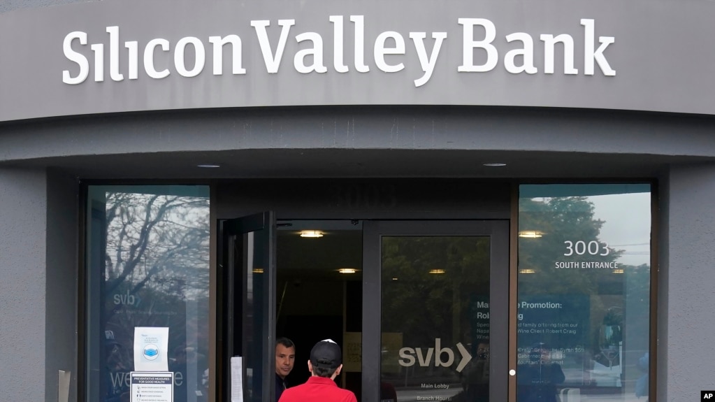 一名外卖送餐员正准备进入硅谷银行（SVB）在加州圣克拉拉的一家分行。2023年3月10号，美国联邦存款保险公司（FDIC）已接管该银行所有资产。SVB的倒闭是自2008年金融危机中华盛顿互惠银行倒闭以来美国最大的银行倒闭事件。FDIC已下令SVB停业并立即接管该银行所有客户存款。(photo:VOA)