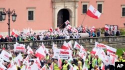 Petani Polandia dan pengunjuk rasa lainnya berkumpul di pusat kota Warsawa untuk memprotes kebijakan iklim Uni Eropa dan pemerintah Polandia yang pro-UE, di Warsawa, Polandia, 10 Mei 2024. (AP/Czarek Sokolowski)