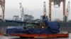 ARCHIVO - Un trabajador descubre un obús Thunder K9 de Corea del Sur en el puerto de la Armada polaca de Gdynia, Polonia, el 6 de diciembre de 2022. 