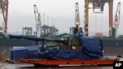 ARCHIVO - Un trabajador descubre un obús Thunder K9 de Corea del Sur en el puerto de la Armada polaca de Gdynia, Polonia, el 6 de diciembre de 2022. 