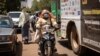 Habillées en jean, en robe ou en tailleur, portant parfois un enfant sur leur dos, des femmes de tous âges déferlent dans les rues de la capitale à moto.