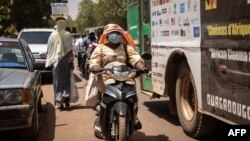 Habillées en jean, en robe ou en tailleur, portant parfois un enfant sur leur dos, des femmes de tous âges déferlent dans les rues de la capitale à moto.