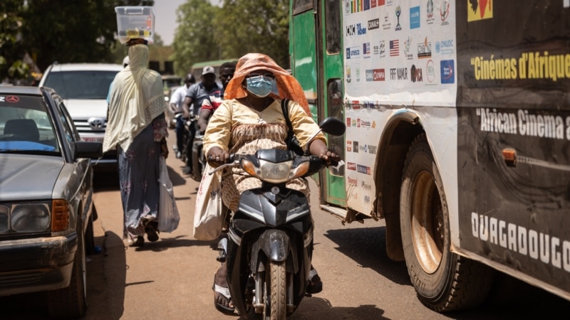 Au Burkina, la moto comme signe d'indépendance des Ouagalaises