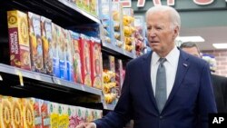 Predsjednik Joe Biden posjećuje Mario's Westside Market u Las Vegasu, utorak, 16. jula 2024. (AP Photo/Susan Walsh)