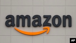 Logo Amazon terpampang pada salah satu kantornya di Romulus, Michigan, dalam foto yang diambil pada 1 April 2020. (Foto: AP/Paul Sancya) 