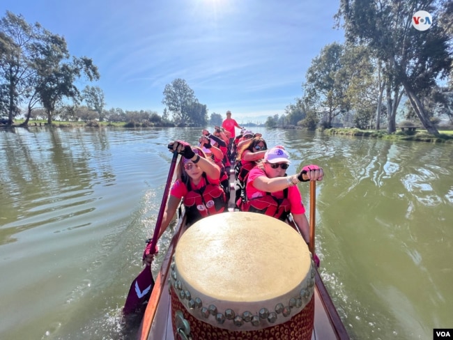 A través de cadenas de oración o haciendo ejercicios, este equipo de remadoras se apoyan mutuamente en lo que describen como "una terapia" para la vida.