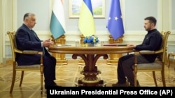 乌克兰总统新闻办公室提供的照片显示，乌克兰总统泽连斯基（右）与匈牙利总理欧尔班在基辅举行会谈。（2024年7月2日）