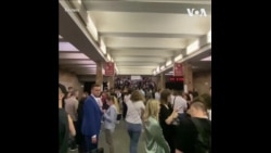 俄罗斯向基辅发动空袭 民众涌入地铁躲避 