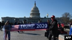 Wanachama wa Proud Boys kiungana na wafuasi wa rais wa Marekani Donald Trump wakati wa mkutano wa hadhara huko Washington, DC, Novemba 14, 2020. Picha na Andrew CABALLERO-REYNOLDS / AFP.