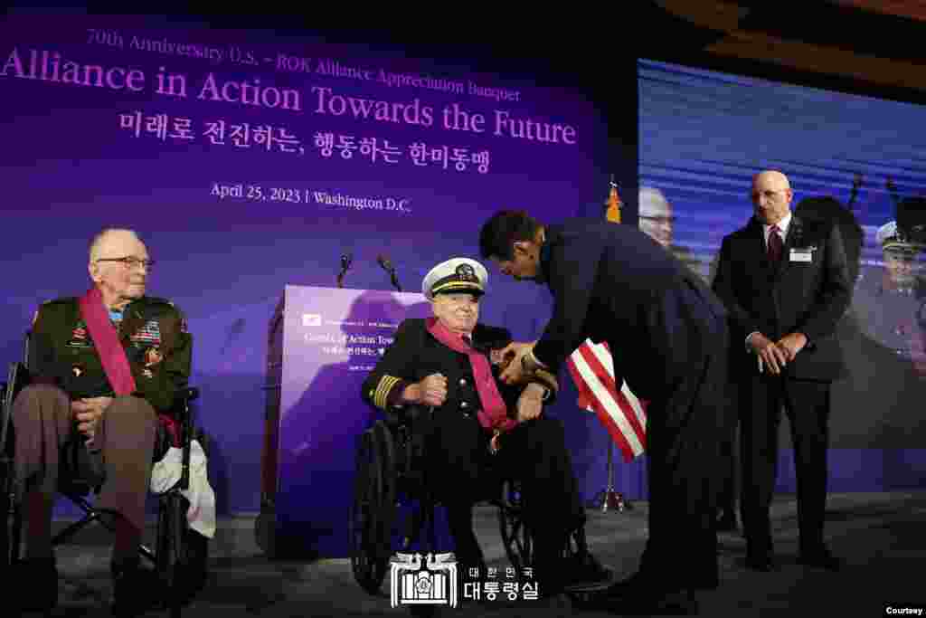 윤석열 한국 대통령이 25일 열린 미한 동맹 70주년 기념 오찬에서 랄프 퍼켓 예비역 육군 대령과 앨머 로이스 윌리엄스 예비역 해군에게 훈장을 친수하고, 고인이 된 발도메로 로페즈 중위에게 훈장을 추서했다. 사진 = 한국 대통령실.