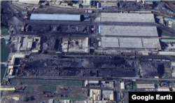 남포 석탄항의 석탄 야적장. 중간 지대에 놓인 선로를 따라 긴 열차가 진입해 있다. 자료=Airbus (via Google Earth)