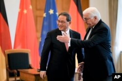 Presiden Jerman Frank-Walter Steinmeier (kanan), menyambut Perdana Menteri China Li Qiang untuk pertemuan di Istana Bellevue di Berlin, Jerman, Senin, 19 Juni 2023. (AP/Markus Schreiber)