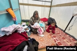 Nenek dari Salma dan Alma Al-Jadba, bayi perempuan kembar Palestina yang lahir akibat perang selama konflik antara Israel dan Hamas di Rafah pada Jalur Gaza bagian selatan 17 Desember 2023. (Foto: REUTERS/Fadi Shana)