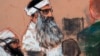 资料图片：画师珍妮特·哈姆林绘于2008年12月8日并经过美军审议的法庭素描显示，被控为9/11恐怖袭击事件主谋的哈立德·谢赫·穆罕默德与同案被告瓦利德·本·阿塔什在古巴关塔纳摩湾海军基地的一次审前会议上露面。
