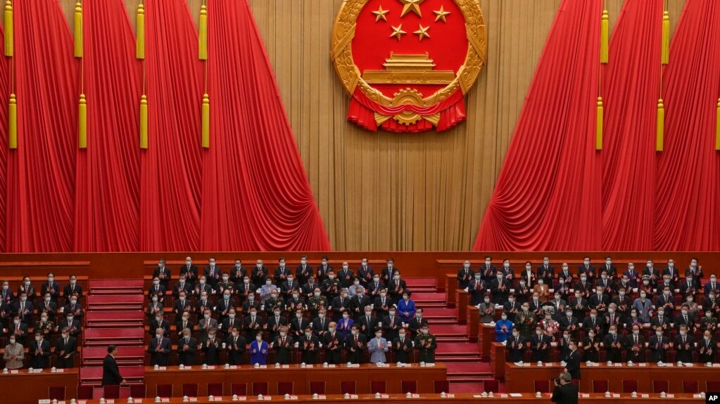 2023年3月13日，中国国家主席习近平在北京人民大会堂出席中国全国人民代表大会闭幕式时，代表们起立鼓掌。(photo:VOA)
