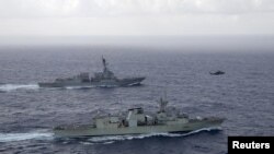 美国海军导弹驱逐舰“钟云”号和加拿大皇家海军护卫舰 HMCS 蒙特利尔在南中国海进行军事演习。（资料照，2023 年 5 月 30 日）
