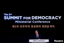 토니 블링컨 미 국무장관이 18일 한국 서울에서 열린 제3차 민주주의 정상회의 장관급 회의에서 연설하고 있다.