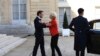Presiden Komisi Eropa Ursula von der Leyen disambut oleh Presiden Prancis Emmanuel Macron sebelum jamuan makan siang, 3 April 2023 di Istana Elysee di Paris. Para pemimpin akan melakukan perjalanan ke China pada minggu ini. (Foto: AP)