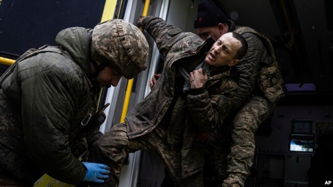 우크라이나군 장병들이 지난 26일 바흐무트 인근 야전병원으로 부상병을 후송하고 있다.