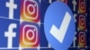 Ilustrasi - Lencana verifikasi berwarna biru, logo Facebook dan Instagram, 19 Januari 2023. (REUTERS/Dado Ruvic)