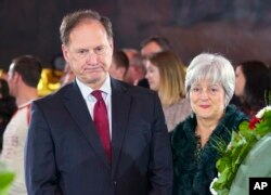 Hakim Mahkamah Agung AS Samuel Alito, kiri, dan istrinya Martha-Ann Alito memberikan penghormatan di depan peti mati Pendeta Billy Graham di Rotunda gedung US Capitol di Washington, 28 Februari 2018. (Foto: AP)