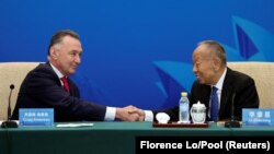 Mantan Menteri Perdagangan Australia Craig Emerson dan mantan Menteri Luar Negeri China Li Zhaoxing pada Dialog Tingkat Tinggi China-Australia ke-7 di Beijing, China, 7 September 2023. (Foto: REUTERS/Florence Lo/Pool)