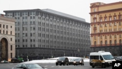 У здания ФСБ на Лубянской площади.