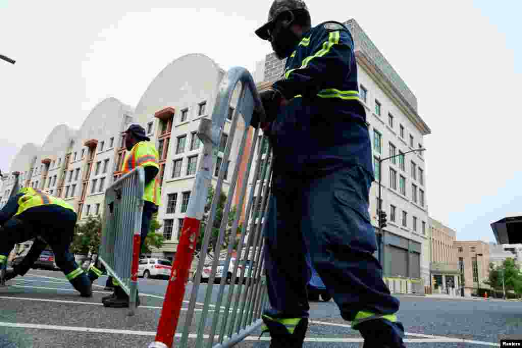 Desde temprano, trabajadores ponen barricadas en la calle aledaña a la Corte Federal de Washington, donde se espera que comparezca Trump.&nbsp;