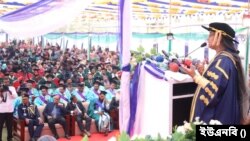 যশোর বিজ্ঞান ও প্রযুক্তি বিশ্ববিদ্যালয়ের কেন্দ্রীয় খেলার মাঠে, ৪র্থ সমাবর্তন অনুষ্ঠানে বাংলাদেশের শিক্ষামন্ত্রী ডা. দীপু মনি।