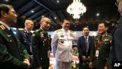 Laksamana Yudo Margono (tengah) bersama Jenderal Kamboja Vong Pisen (kedua kanan), Jenderal Thailand Chalermphon S.(ketiga kiri) dan senior Vietnam LetJen Nguyen Tan C.(kiri) pada pertemuan di Nusa Dua, Bali, 7 Juni 2023.(AP/Firdia Lisnawati)