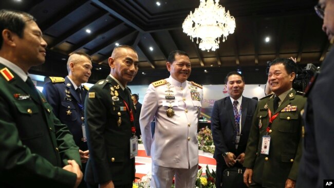 Panglima TNI Laksmana Yudo Margono (tengah) sedang berbincang dengan sejumlah panglima militer dari negara-negara ASEAN dalam Pertemuan Panglima Angkatan Bersenjata ASEAN, di Nusa Dua, Bali, 7 Juni 2023. (Foto: Firda Lisnawati/AP)