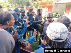 Jurnalis warga nokenwene mengikuti praktik lapangan dalam pelatihan jurnalistik. (Foto: Courtesy/Ronny H)