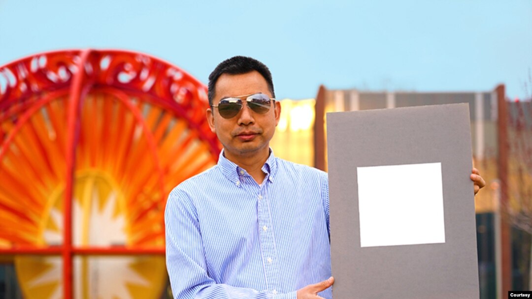 Xiulin Ruan, profesor teknik mesin Universitas Purdue, memegang sampel cat paling putih di laboratoriumnya yang tercatat. (Universitas Purdue/Jared Pike)