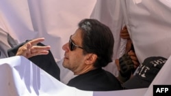 Mantan perdana menteri Pakistan Imran Khan (tengah) tiba di pengadilan tinggi di Lahore pada 15 Mei 2023. (Foto: AFP)