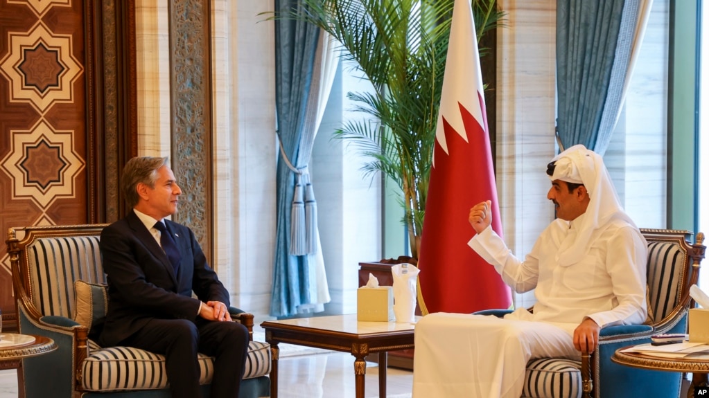 2024年6月12日，美国国务卿布林肯在卡塔尔多哈卢赛尔宫会见卡塔尔元首埃米尔谢赫·塔米姆·本·哈马德·阿勒萨尼。(美联社照片)(photo:VOA)