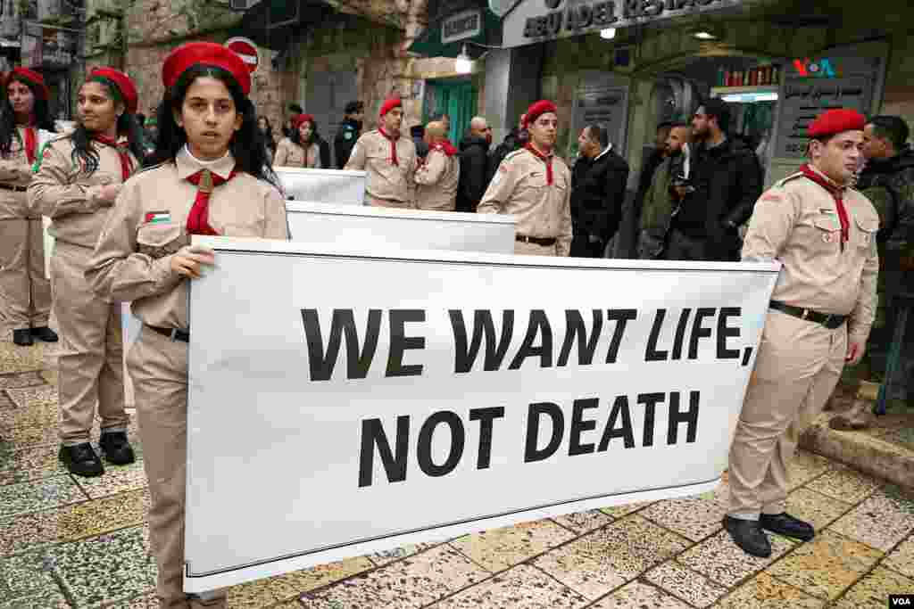 &ldquo;Nosotros queremos vivir, no morir&rdquo;, reza uno de los carteles que portaban los niños palestinos en la ciudad de Belén, durante una Navidad sin festejos, casi luctuosa, en recordación a las miles de personas inocentes -muchas de ellos niños-, que han muerto por los bombardeos israelíes a la Franza de Gaza.