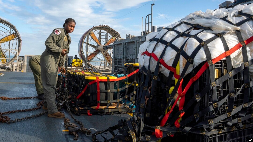 在美國海軍發布的這張圖片中，美國海軍人員2023年2月10日準備將在南卡羅來納州默特爾海灘（Myrtle Beach）海岸附近尋回的材料運往聯邦調查局，這些材料是從中國高空氣球被擊落後回收的。
