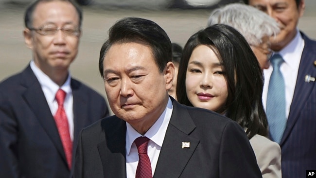 El presidente de Corea del Sur, Yoon Suk Yeol, y su esposa, Kim Keon Hee, llegan al Aeropuerto Internacional de Haneda en Tokio, el 16 de marzo de 2023.