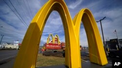 ILUSTRACIJA - Restoran lanca brze hrane Mekdonalds u Ohaju (Foto: AP/Gene J. Puskar)