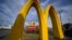 ILUSTRACIJA - Restoran lanca brze hrane Mekdonalds u Ohaju (Foto: AP/Gene J. Puskar)