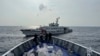 中国海警船在菲律宾近海的第二托马斯海滩（仁爱礁）海域阻拦菲律宾海岸警卫队巡逻船。（2023年10月4日）