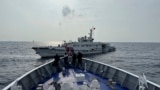 中国海警船在菲律宾近海的第二托马斯海滩（仁爱礁）海域阻拦菲律宾海岸警卫队巡逻船。（2023年10月4日）