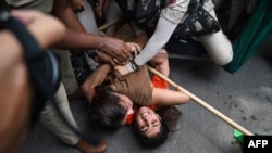 ভারতীয় কুস্তিগীর সঙ্গীতা ফোগাট এবং ভিনেশ ফোগাটকে নয়াদিল্লিতে কুস্তি ফেডারেশনের প্রধান ব্রিজ ভূষণ সিং-এর বিরুদ্ধে বিক্ষোভের সময় পুলিশ আটক করেছে। ২৮মে, ২০২৩। 