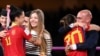 西班牙足协主席鲁维亚莱斯（右）在悉尼女子世界杯发奖仪式上向西班牙女子队员们表示祝贺。(2023年8月20日）
