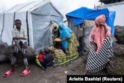 Pengungsi Muslim Kongo berbagi makanan selama perayaan Idulfitri di lokasi kamp Munigi dekat Goma di Provinsi Kivu Utara Republik Demokratik Kongo, 21 April 2023. (Foto: REUTERS/Arlette Bashizi)