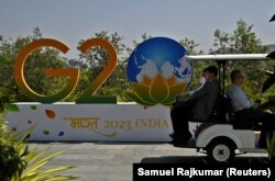 Para anggota delegasi mengendarai kendaraan kecil (buggy) menuju tempat pertemuan para pejabat keuangan G20 dekat Bengaluru, India, 22 Februari 2023. (REUTERS/Samuel Rajkumar)