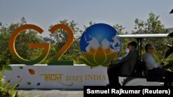 Para delegasi menaiki mobil listrik di lokasi pertemuan pejabat keuangan G20 dekat Bengaluru, India, 22 Februari 2023. (Foto: Samuel Rajkumar/Reuters)